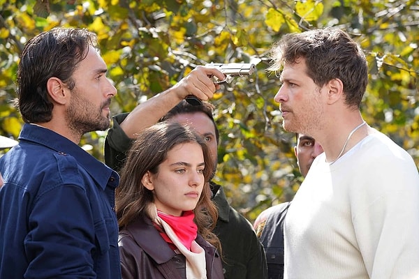 Genç oyuncu Burak Yörük, TRT 1'in Taşacak Bu Deniz dizisindeki Oruç karakteriyle adeta fırtına gibi esiyor.