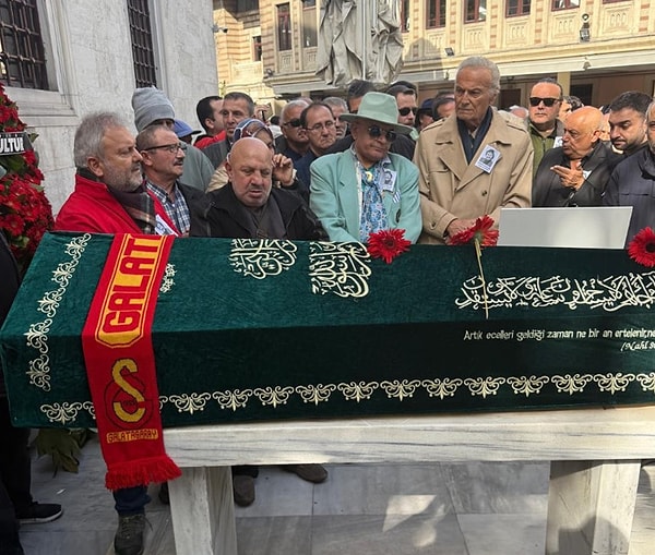 Türk sinemasının unutulmaz jönlerinden Engin Çağlar, geçtiğimiz akşam Şişli’de yolun karşısına geçmeye çalışırken bir motosikletin çarpması sonucu hayatını kaybetmişti.