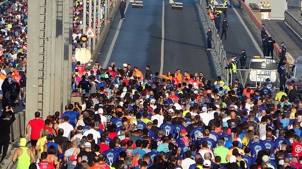 İstanbul’da yaşayan milyonlarca vatandaş ise kapanan yolların ne zaman açılacağını merak ediyordu.