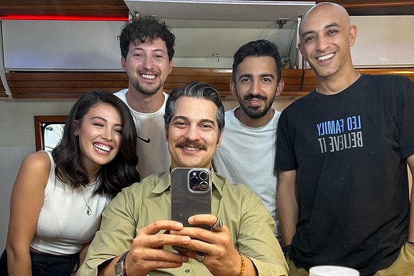 A snapshot of Çağatay Ulusoy from the set of "Uykucu" was shared just a few hours ago.