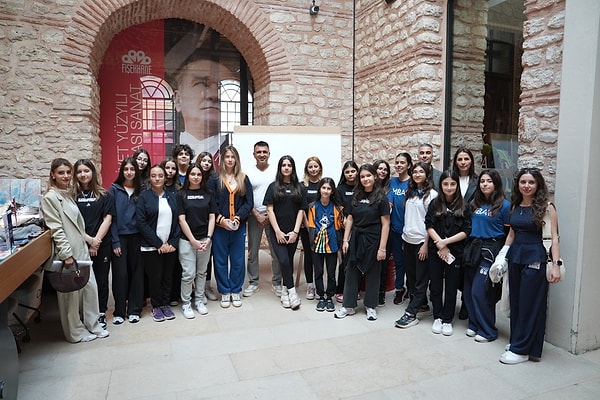 Yağlı boya, akrilik, mürekkep, tekstil gibi çeşitli malzemelerle karışık teknikler kullanıyorsunuz. Bu çeşitliliği seçmenizin nedeni nedir ve heykel çalışmalarınız nasıl devreye giriyor?