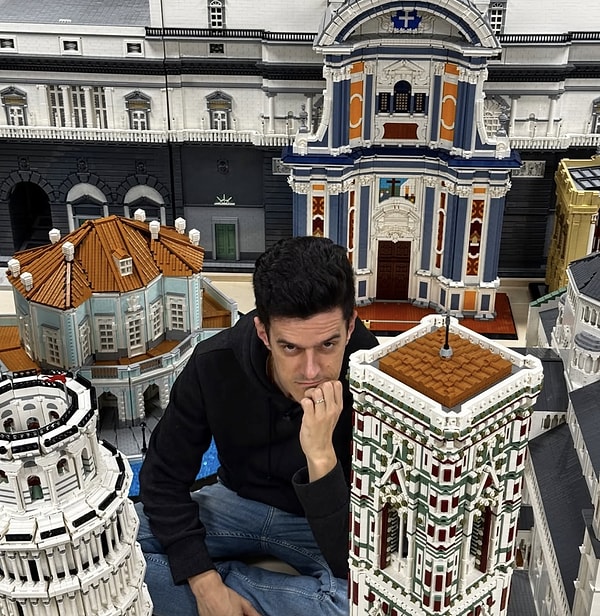 Petraglia’nın legoyu birincil aracı olarak seçmesinin nedeni, tıpkı diğer çocuklar gibi, bunun onun "yaratıcılığını ifade etmenin en sevdiği yolu" olması.