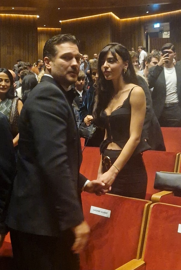 According to rumors, the friendship that ignited on the set of the Netflix series "Kübra" between Çağatay Ulusoy and Aslıhan Malbora, swiftly blossomed into love.