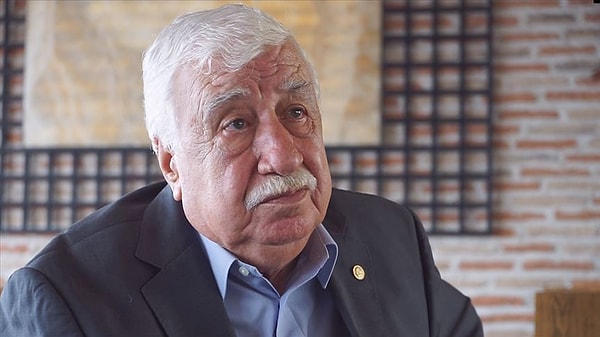 Ünlü tiyatrocu usta isim Ahmet Gülhan hayatını kaybetti.