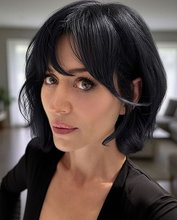 Şimdiyse güzel oyuncu Instagram hesabından siyah saçlı yeni imajını paylaştı.