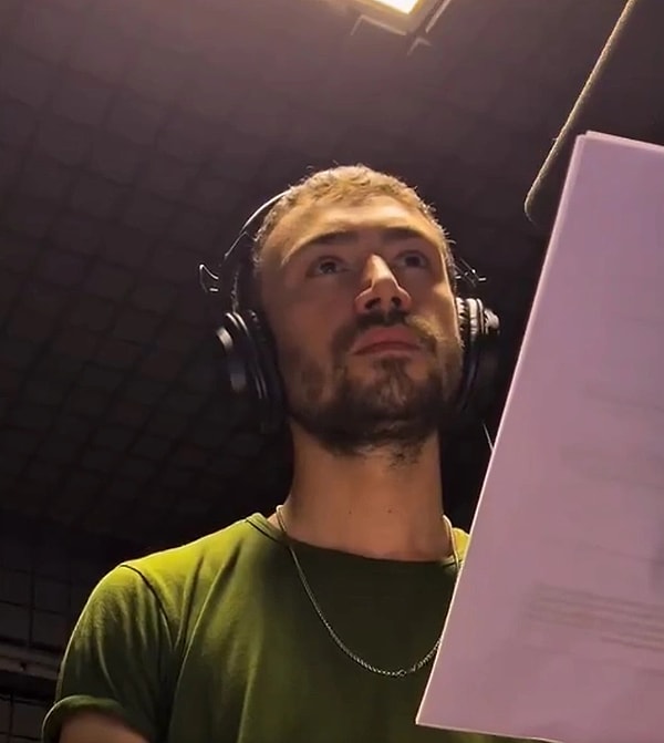 7. Eşref Rüya sahnelerini seslendiren sanatçı, paylaşımıyla çok konuşuldu.