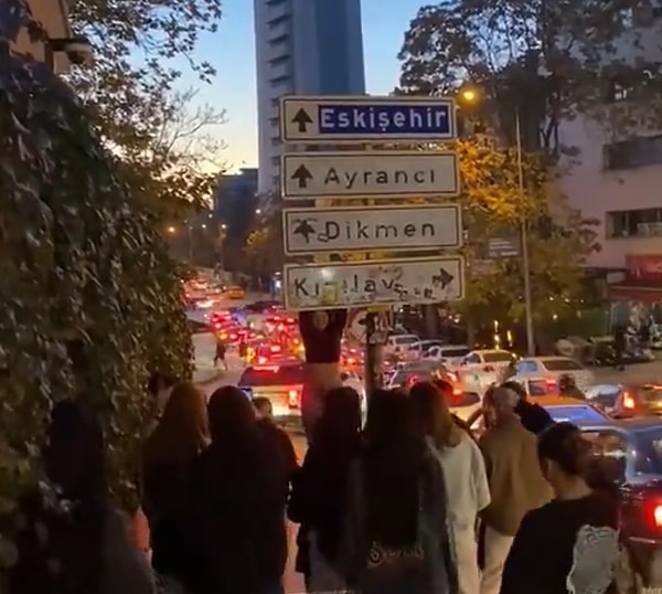 Tabii bu poz gençler arasında bir akıma neden oldu.