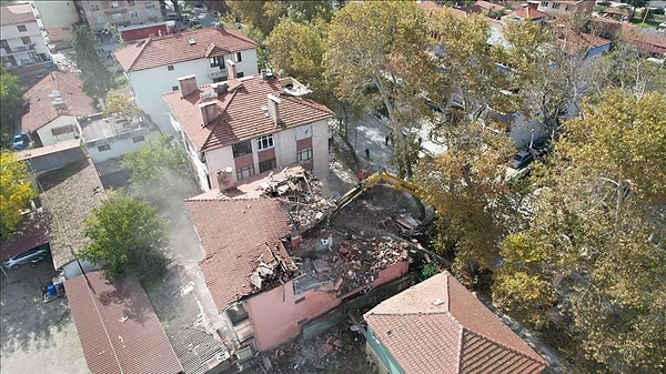 İki kez 6.1'lik depremlerle sarsılan Balıkesir'in Sındırgı ilçesi, AFAD kararıyla "Genel Hayata Etkili Afet Bölgesi" ilan edildi.