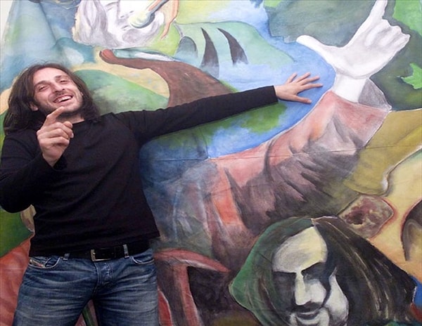 Nüfusa geç kaydedildiğinden dolayı resmi kayıtlarda doğum tarihi 10 Mayıs 1972 olarak geçse de, Kazım Koyuncu’nun gerçek doğum günü 7 Kasım’dı.