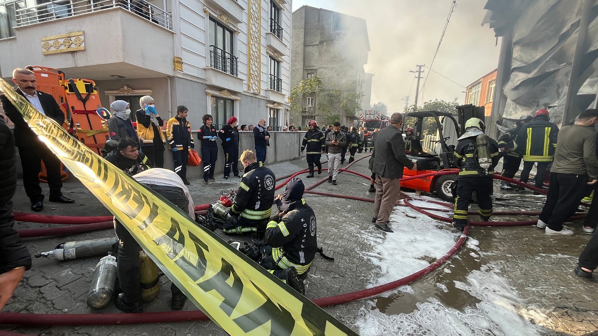 Kocaeli&apos;de Depo Yangını: 6 Kişi Hayatını Kaybetti