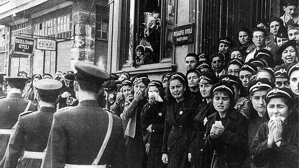 Sunay Akın’ın anlatımıyla: "Çıt! Çıt! Çıt! Düğme yağıyordu..."