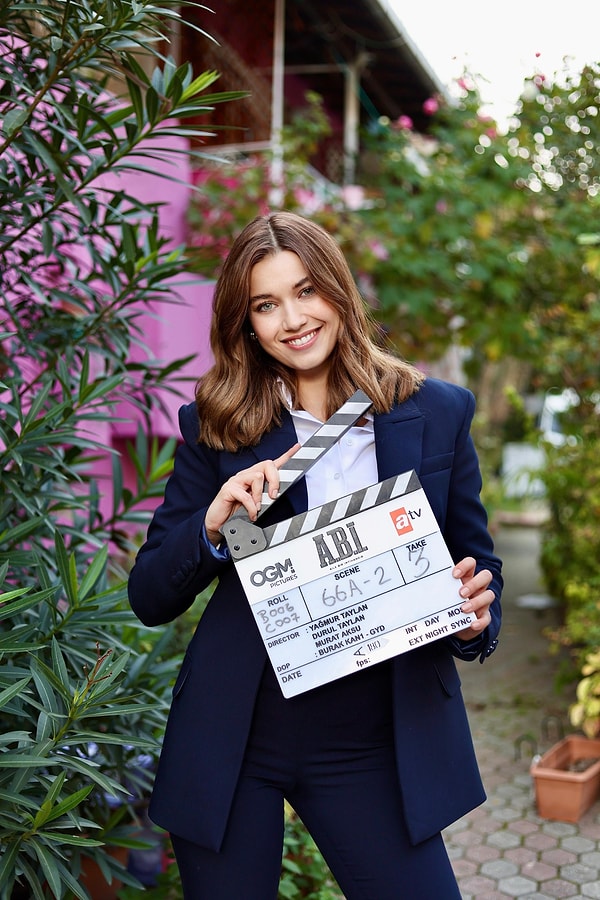 Afra Saraçoğlu’nun yeni imajıyla ilk set karesi paylaşılınca beğeniler de art arda geldi.