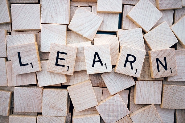 4. Hangi cümle geçmiş zamanda yazılmıştır?