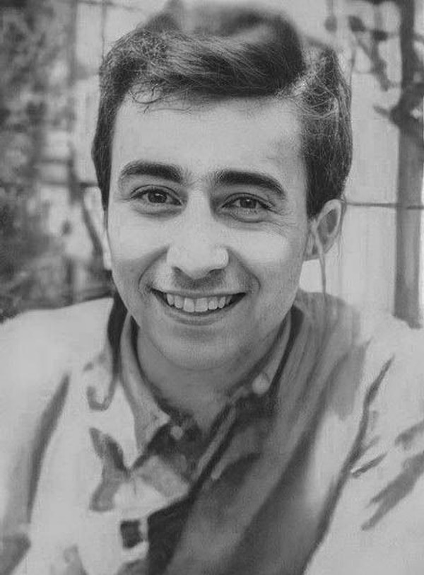 26 Aralık 1941’de Adana’da dünyaya geliyor. Babası Ali Şen, o dönem marangoz; yıllar sonra Yeşilçam’ın unutulmayan yüzlerinden biri olacak.