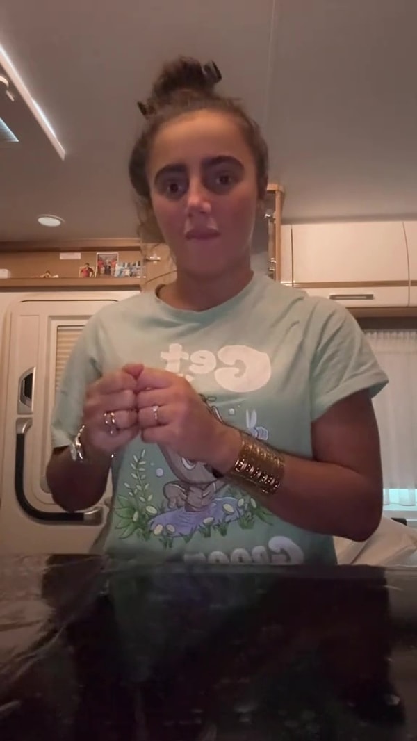 İngiltere’de, göçebe yaşam tarzını benimseyen Rachel Smith, iki kızıyla birlikte küçük bir karavanda yaşıyor.