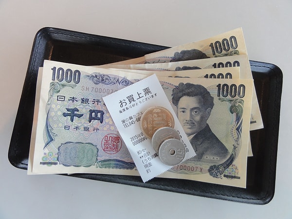 Those little trays we see at the cash registers in Japan are referred to as "karuton".