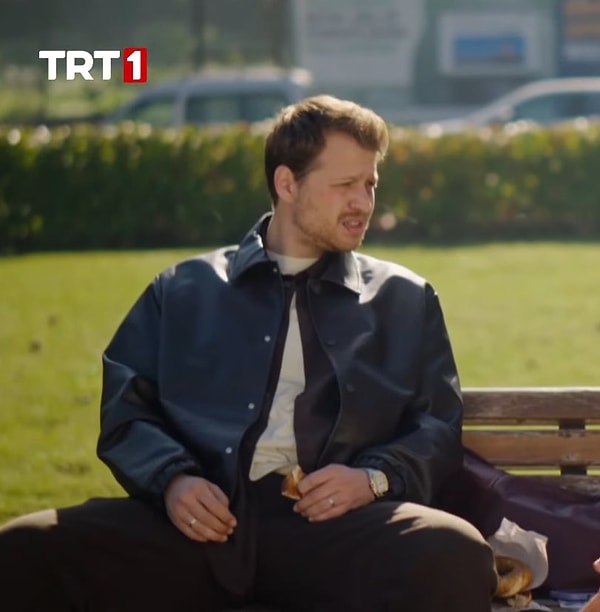 In the latest episode of "Tasacak Bu Deniz", the character Oruç, portrayed by Burak Yörük, caught the audience's attention by wearing two rings.