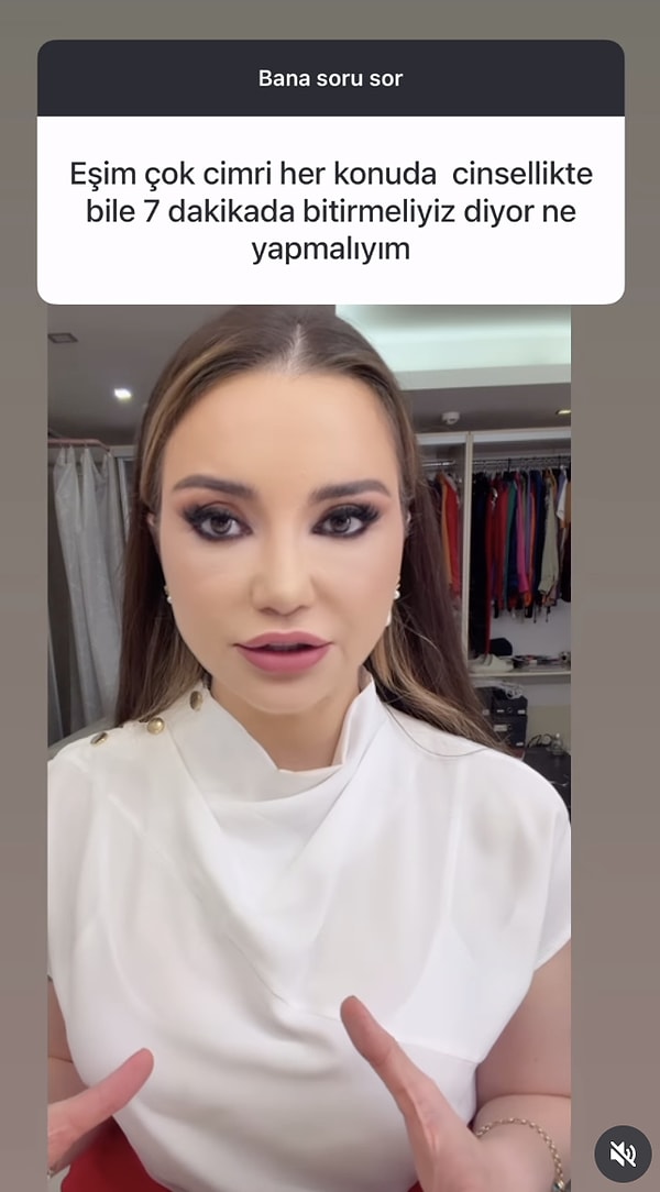 Kitapları, televizyon programı ve sosyal medyadaki paylaşımlarıyla gündemden düşmeyen Esra Ezmeci, yine bir takipçisinin cinsellikle alakalı sorununa yanıt verdi.