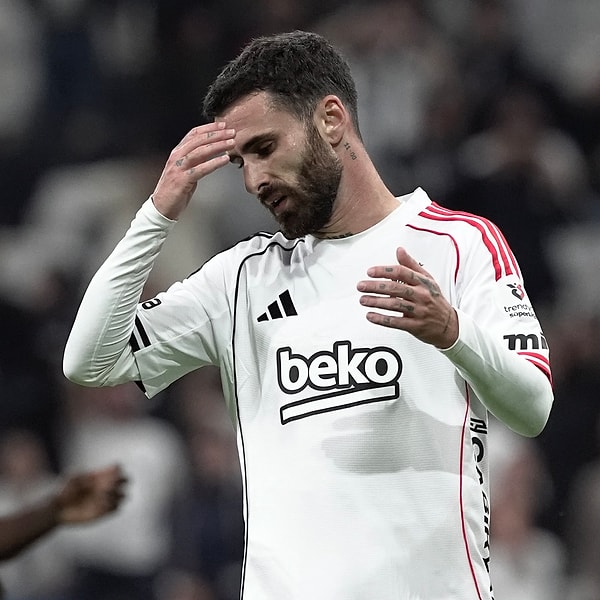 Son iki maçtır forma giymeyen Rafa Silva'nın sakatlığı olduğu veya ailevi bir sebep nedeniyle oynayıp oynamadığı soruları sıkça soruluyordu.