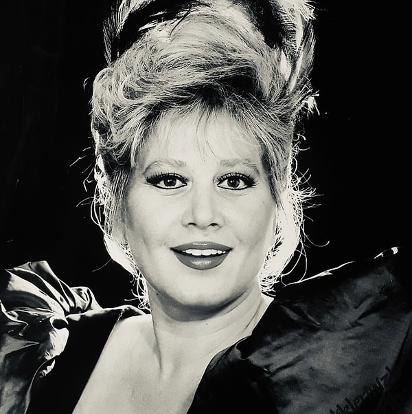 Türk sanat müziğinin efsane ismi Muazzez Abacı, ne yazık ki geçtiğimiz saatlerde, hem de doğum gününde hayatını kaybetti.