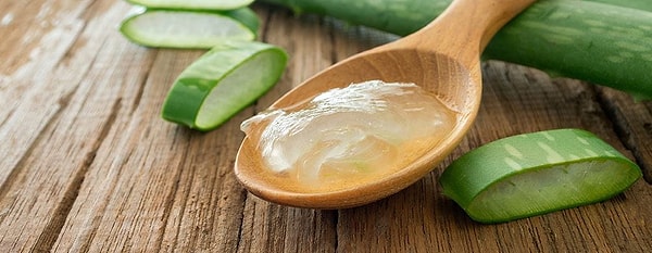 Dudaklarınızda kuruluk hissinin yanı sıra hassasiyet gibi sorunlar varsa, aloe vera içeren ürünleri tercih etmek faydalı olabilir.