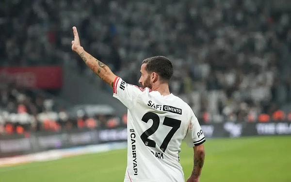 Yönetimle görüştü,  futbolu bırakmayı düşünüyor.