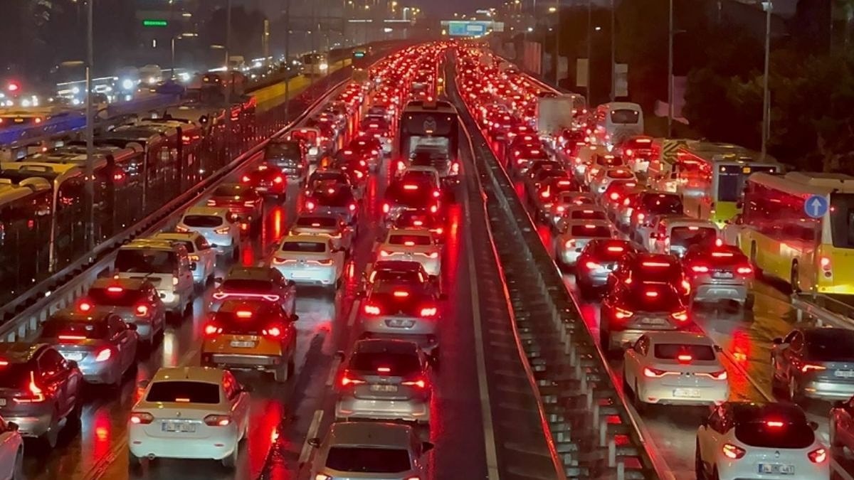 İstanbul&apos;da Akşam Trafiği Çilesi: Trafik Yüzde 89 Oldu, Durma Noktasına Geldi