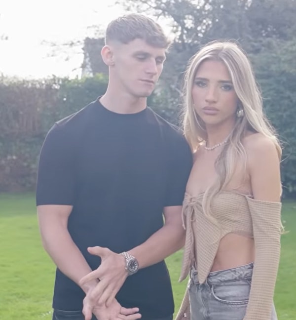 Ellie, dört yıldır birlikte olduğu erkek arkadaşının defalarca aldatmasına rağmen ilişkisinden vazgeçmeyen genç bir kadın.