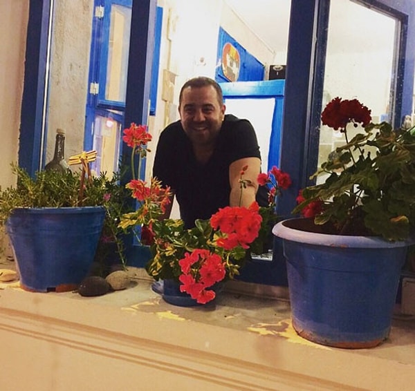 Ünlü komedyen ve oyuncu Ata Demirer'in Bozcaada’da evi olduğunu artık bilmeyen yoktur.