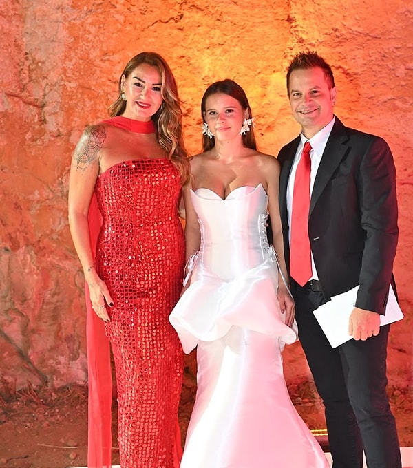 Snob Magazin’in haberine göre, Pınar Altuğ ve Yağmur Atacan'ın kızı Su, ilk kez podyuma çıkmanın heyecanını yaşamasının ardından hayalindeki mesleği açıkladı.