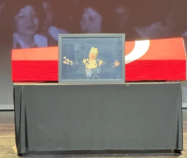 Sanat dünyasının acı kaybı Muazzez Abacı için İstanbul AKM’de düzenlenen veda töreni, hem duygu dolu hem de kalabalık bir katılımla gerçekleşti.