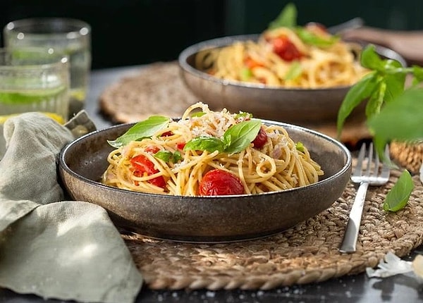 7. Fesleğenli Domatesli Makarna