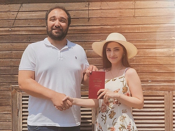 Yaklaşık 9 ay önce yollarını ayıran komedyen çift Özgür Turhan ve Deniz Bağdaş arasındaki sular bir türlü durulmuyor.