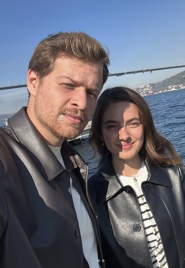 Ancak karakterler bir yana dursun Burak Yörük, partneri Ava Yaman'ı övmelere doyamadı.