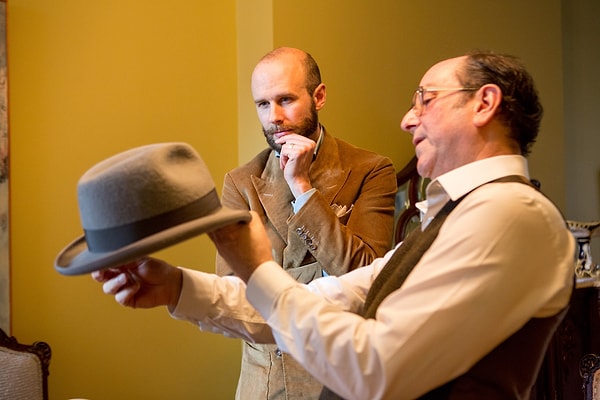 Edebiyatta da kahverengi genellikle hizmetçileri, sokak işçilerini ve düşük gelirli karakterleri tanımlamak için kullanıldı.