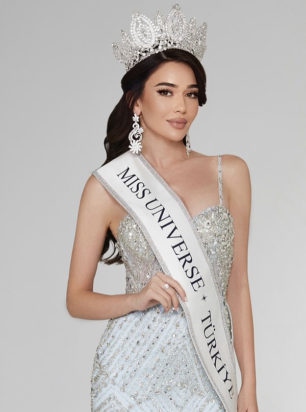 Miss Universe Türkiye temsilcimiz Ceren Arslan, sadece güzelliğiyle değil, zarafeti ve duruşuyla geçtiğimiz haftaların en çok konuşulan isimlerinden oldu.