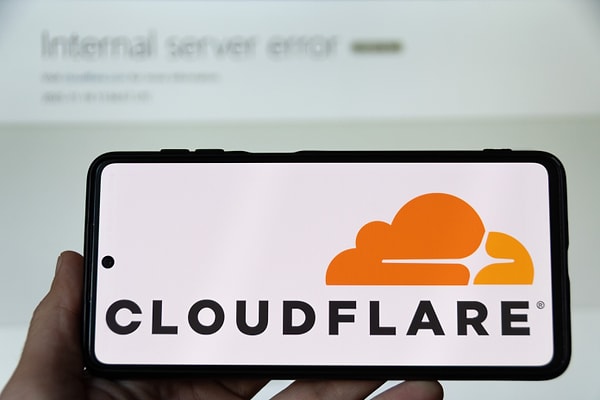 Türkiye’de öğle saatlerinde başlayan internet erişim probleminin dünya genelinde birçok ülkede olduğu ortaya çıktı.