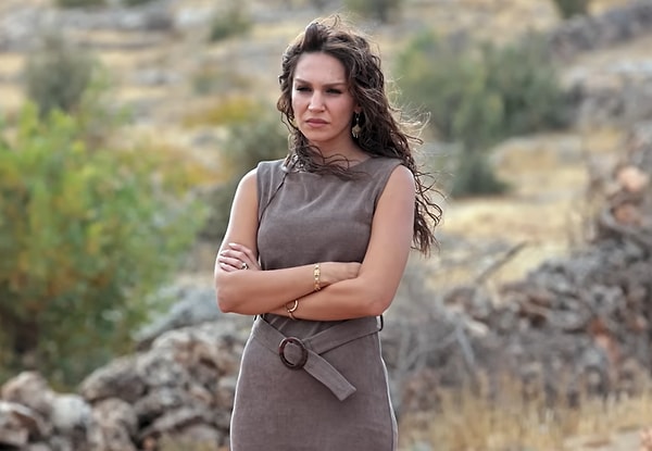 Güzel Nare’nin rengiyle ona inanılmaz yakışan kemerli elbisesi Mango’dan!