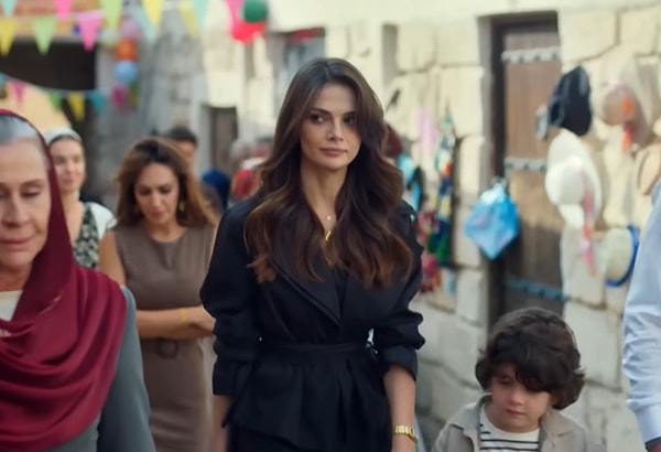 Alya’nın bu kombinindeki ceketine biz gerçekten aşık olduk! Siz de beğendiyseniz, bu şık ceket Merve Çisko markasından.