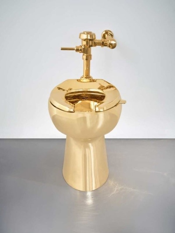 Sanatçının diğer altın tuvaleti İngiltere'de çalınmıştı.