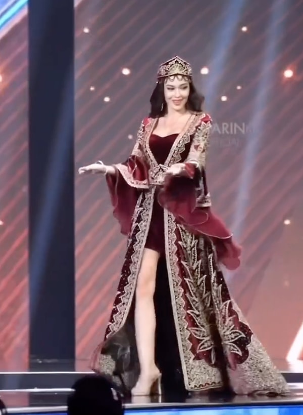 Miss Universe geleneğinin en çok beklenen anlarından biri olan ulusal kostüm şovu için podyuma çıkan Ceren Arslan adeta tarih dizisinden fırlamış bir görüntüyle çıkmayı seçti.
