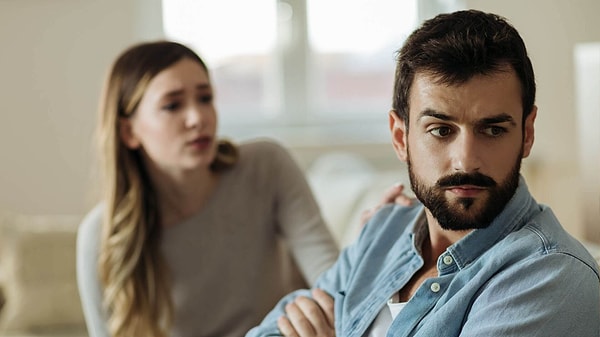 Bazı durumlarda göz temasından kaçmak, kişinin konuştuğu konudan rahatsız olduğu anlamına gelir.
