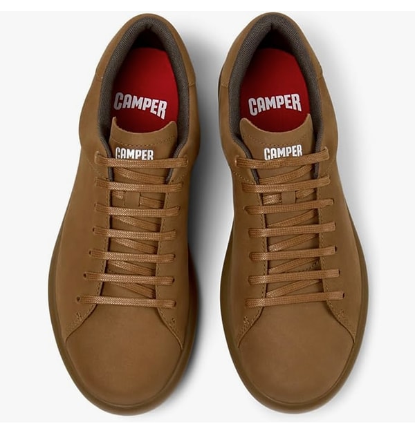 Camper Pelotas Soller erkek ayakkabı, rahatlığı ve sade şıklığıyla günlük kombinlerinizin vazgeçilmez parçası olacak.