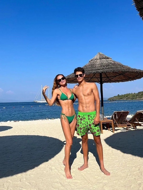 Yıllardır kusursuz fiziğiyle milyonları kendine hayran bırakan ünlü model ve sunucu Ebru Şallı'yı tanımayan yoktur!