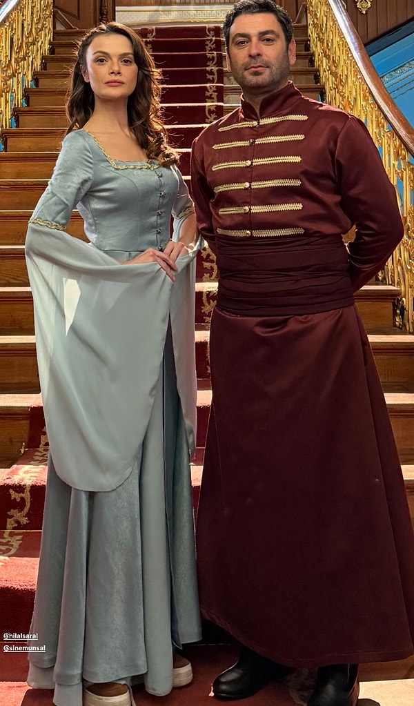 Bugün konuşulma nedenleri ise kostümlü pozları oldu.