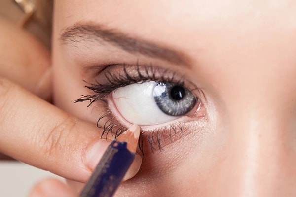 Alt kirpik içine nude göz kalemi uygulayarak bakışlarını açabilirsin.