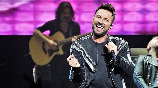 Tarkan yine megastarlığını konuşturdu. Konser biletleri satışa çıkar çıkmaz ülkenin bir numaralı gündem maddesi oldu.
