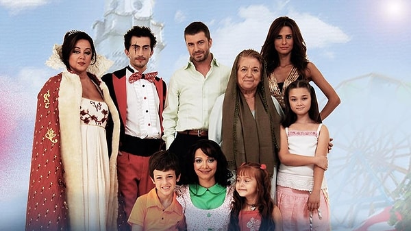 2007 yılında yayınlanan ve bir döneme damga vuran, çocukluğumuzun dizisi Bez Bebek, yıllar sonra hiç beklenmeyen iddialarla yeniden gündemin merkezine oturdu.