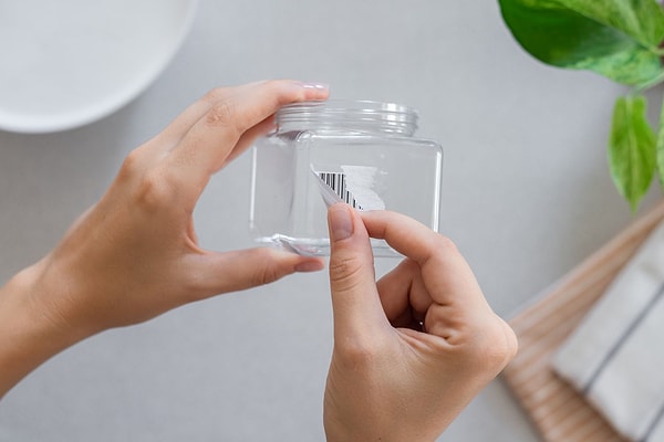 Karbonatlı macun ile etiket yapışkanı nasıl temizlenir?