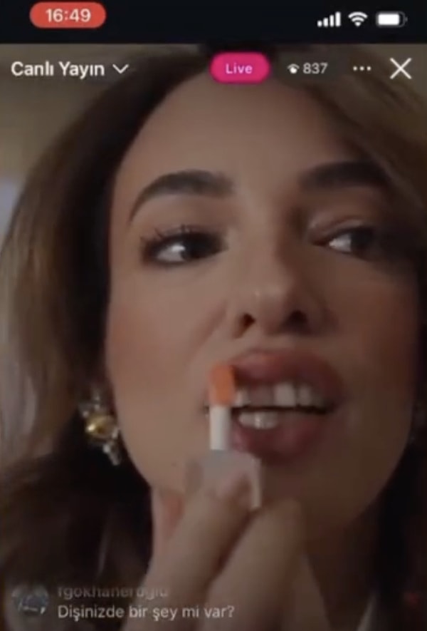 As you can infer from the successive comments, the object stuck between Seda Bakan's teeth has set the users on high alert.